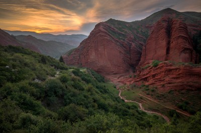 Zachód słońca nad górami (fot. S. Adamczak, okfoto.pl)