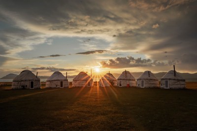 Zachód słońca nad obozowiskiem (fot. S. Adamczak, okfoto.pl)