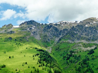 Widok w Katon-Karagajskim Parku Narodowym we wschodnim Kazachstanie