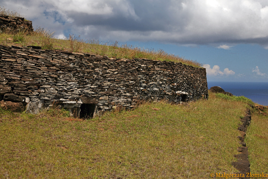 Ceremonialna wioska Orongo położona na krawędzi wulkanu Rano Kao