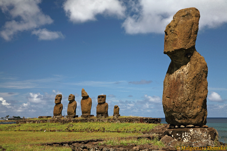 Posągi moai ustaione są na ołtarzach ahu zawsze tyłem do morza