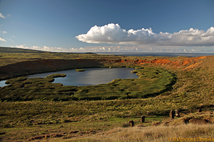 Wulkan Rano Raraku - tu znajdował się kamieniołom, w którym powstawały posągi moai