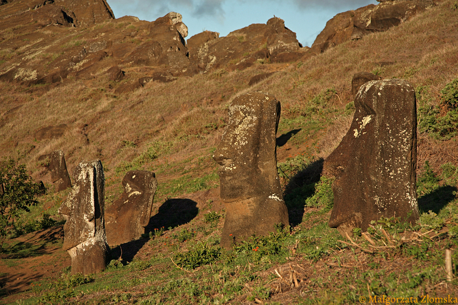 Posągi moai na krawędzi wulkanu Rano Raraku